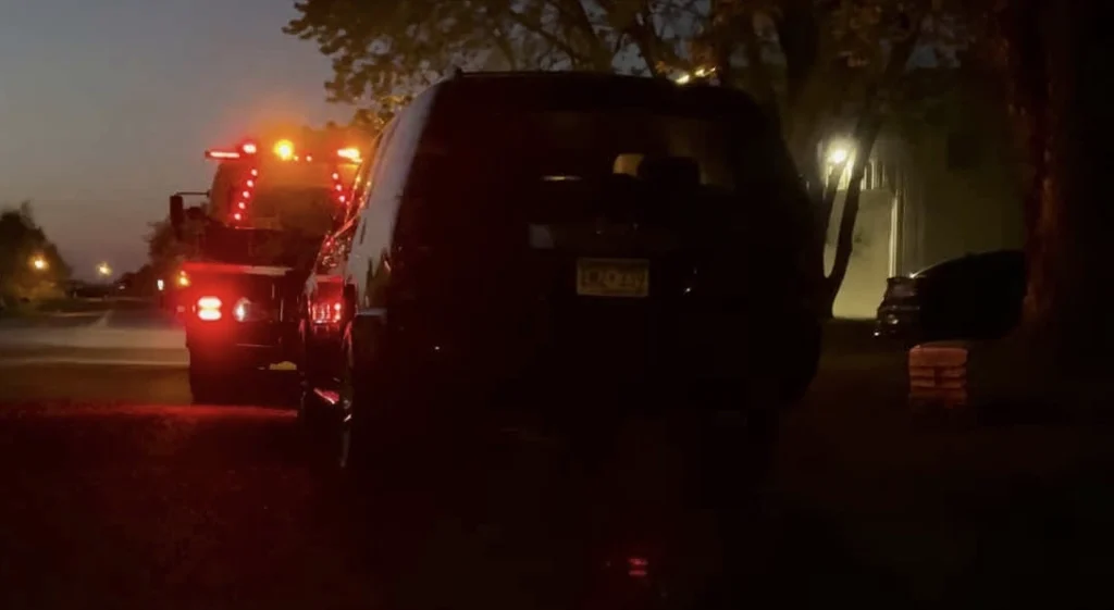 dark image tow truck